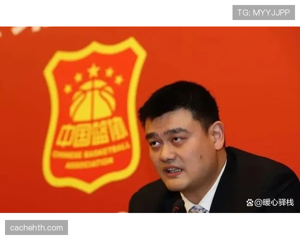 姚明退役后住上海老洋房，早餐吃三明治配手冲咖啡，球迷蹲门口只为看他遛狗