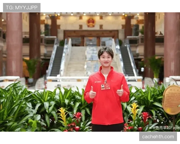 看陈雨菲走出赛场，汗水脸配名牌包，像两个世界挤在一个人身上